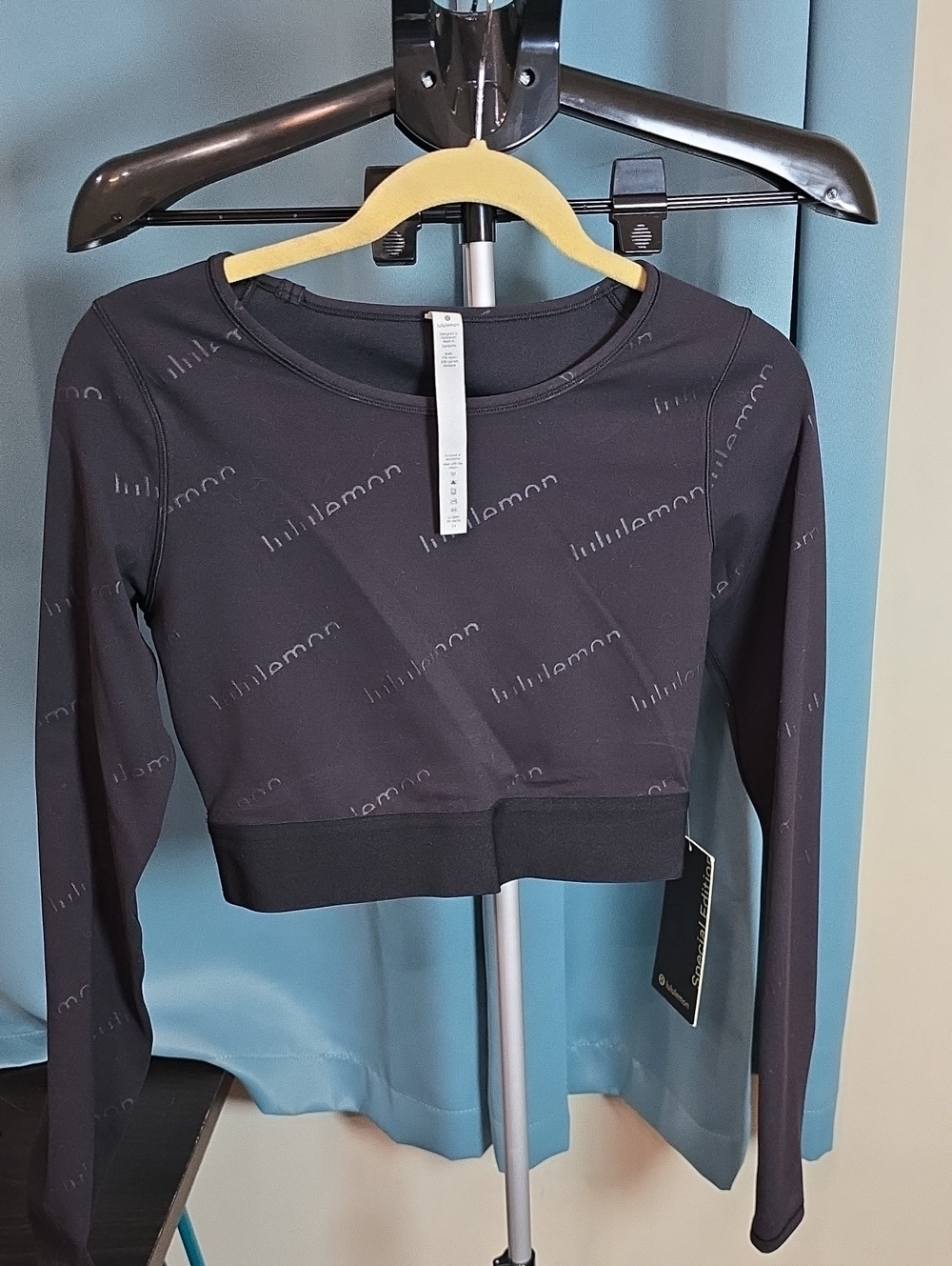 lululemon Wonder Train Crop Emboss Size 6 NWT Special Edition